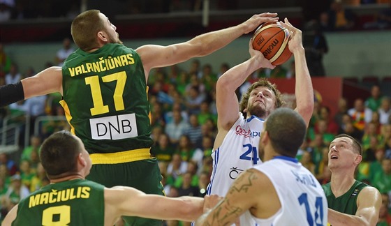 eský basketbalista Jan Veselý pi stelb, blokuje ho Jonas Valaniunas z...