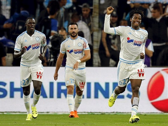 Marseille se raduje z gólu. Vpravo autor branky Michy Batshuayi.