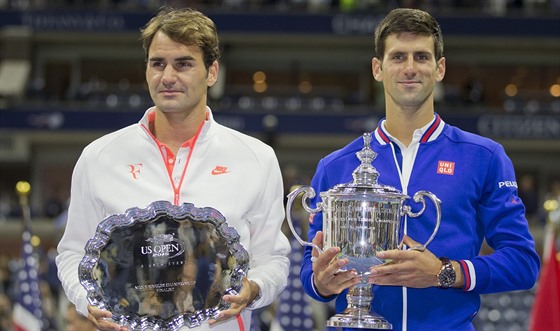 VÍTZ A PORAENÝ. Novak Djokovi (vpravo) s pohárem pro vítze US Open pózuje...