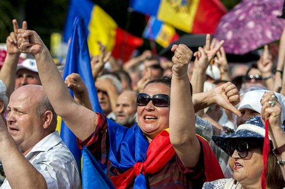 Protivládní demonstrace v Kiinv se zúastnily desítky tisíc lidí (13. záí...