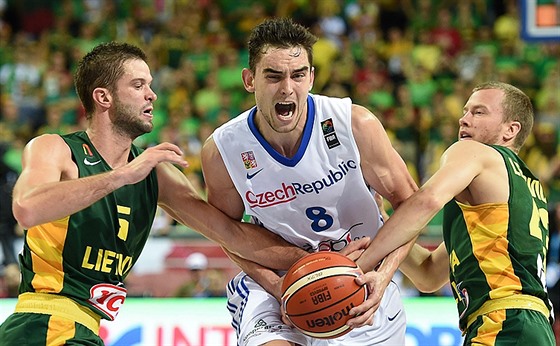 eský basketbalista Tomá Satoranský se seznamuje s tvrdou litevskou obranou.