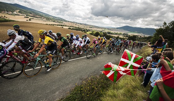 Baskití fanouci sledují peloton Vuelty bhem 14. etapy.