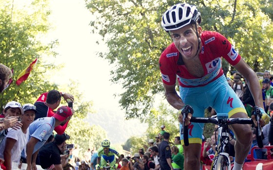 Fabio Aru stoupá k cíli 16. etapy Vuelty.