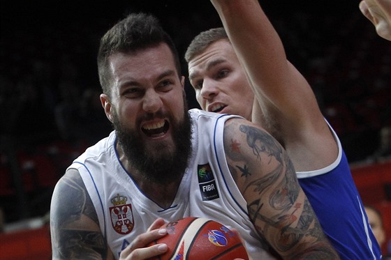 Miroslav Raduljica (vlevo) ze Srbska kontroluje mí ped Erikem Murphym z...