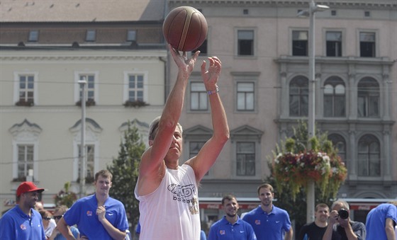 Kamil Brabenec se pi srpnové akci na propagaci basketbalu v Brn pochlubil...