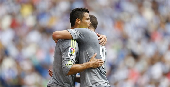 DOBE, KÁMO. Cristiano Ronaldo (vlevo) pijímá gratulaci od Karima Benzemy k...