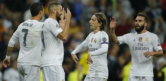 Fotbalisté Realu Madrid slaví gól proti achtaru Donck. Autor gólu Karim...
