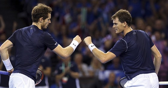 HEJ, DOBRÁ PRÁCE. Andy Murray (vlevo) a Jamie Murray bhem semifinálové tyhry...