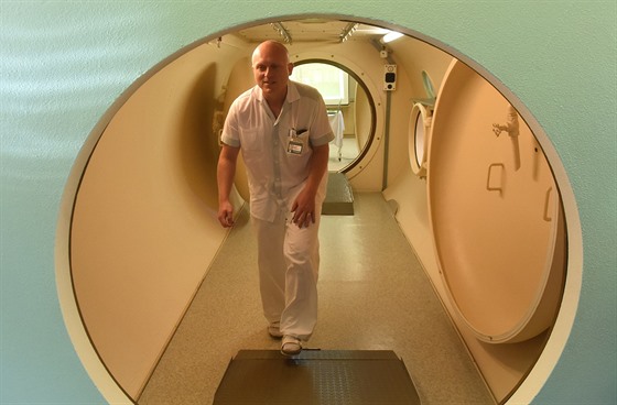 Primá Centra hyperbarické medicíny v Ostrav Michal Hájek prochází petlakovou...