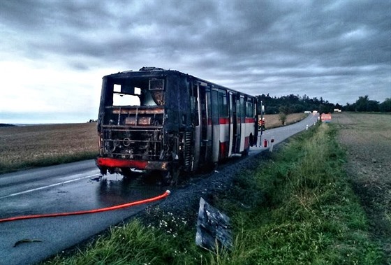 tyi jednotky profesionálních a dobrovolných hasi dnes ráno zasahovaly v...