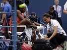 OETEN. Serena Williamsov v pi fyzioterapeutky v semifinle US Open.