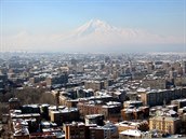 Jerevan v pozadí s horou Ararat.