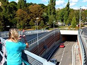 Mnozí idii, vyjídjící z tunelu na n troubili a mávali na pozdrav. (19....