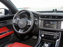 Vyzkoueli jsme Jaguar XF v redaknm testu.