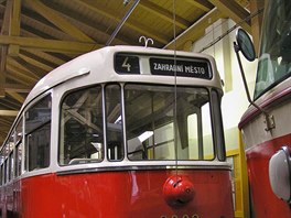 Sbra tramvaj T II byl navren bu jako pantografov, nebo jako tyov.