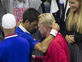 OBJET S TRENREM. Novak Djokovi (vlevo) se po triumfu objm se svm trenrem...