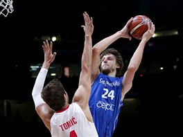 esk basketbalista Jan Vesel stl pes Anteho Tomie z Chorvatska.