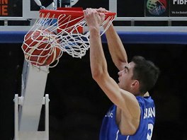 esk basketbalista Tom Satoransk smeuje do chorvatskho koe.