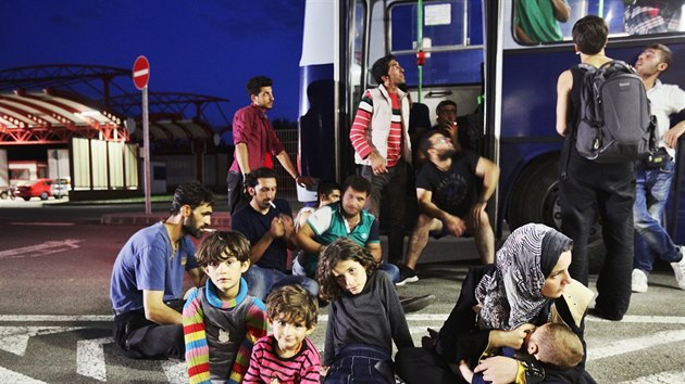 Uprchlci u autobusu na hranicch Chorvatska a Maarska. (18. z 2015)