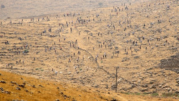 Pznivci kurdsk strany  HDP pochoduj do msta Cizre na jihovchod Turecka (10. z 2015)