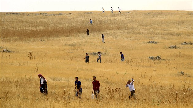 Pznivci kurdsk strany  HDP pochoduj do msta Cizre na jihovchod Turecka (10. z 2015)