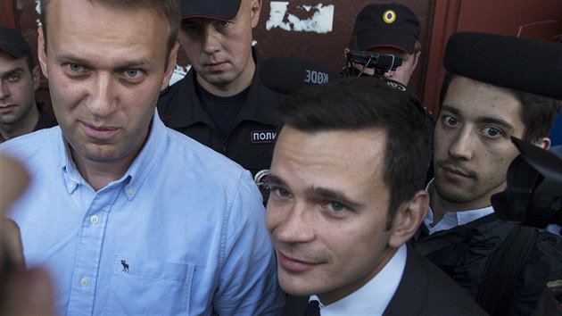 Rut opozin politici Alexej Navalnyj (vlevo) a Ilja Jain hovo v Kostrom s novini (13. z 2015)