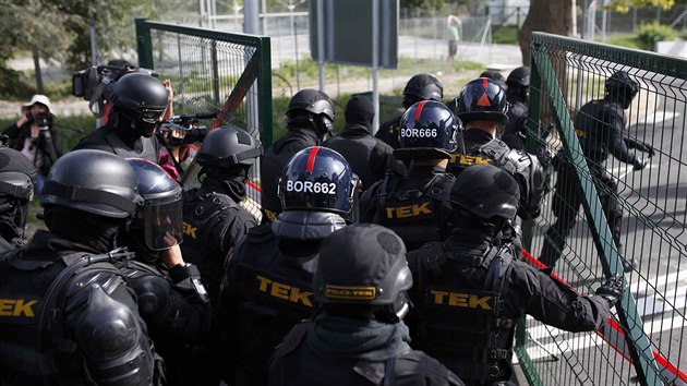 Maarsk policie zasahuje proti uprchlkm, kte se pokusili proniknout pes plot na hranicch se Srbskem (16. z 2015)