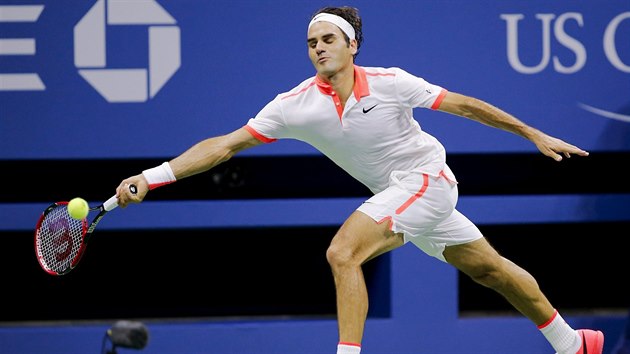 Roger Federer se natahuje po mku ve tvrtfinlovm souboji s Richardem Gaquetem.