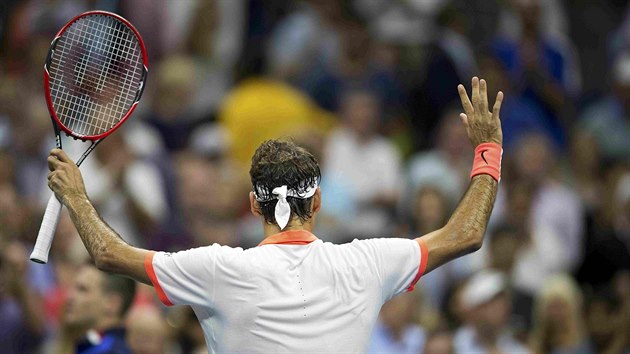 POZDRAV PUBLIKU. Roger Federer se raduje po tvrtfinlovm duelu na US Open.