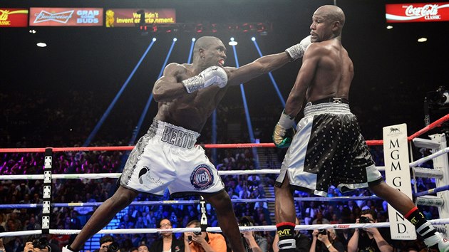 VEDLE. Andre Berto (vlevo) se pokou zashnout Floyda Mayweathera.