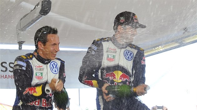 Sebastien Ogier (vpravo) a Julien Ingrassia slav triumf v Australsk rallye i v serilu MS.