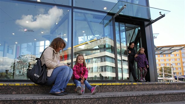 Mostet strnci budou pokutovat mimo jin sezen na schodech u mosteckho Centralu.