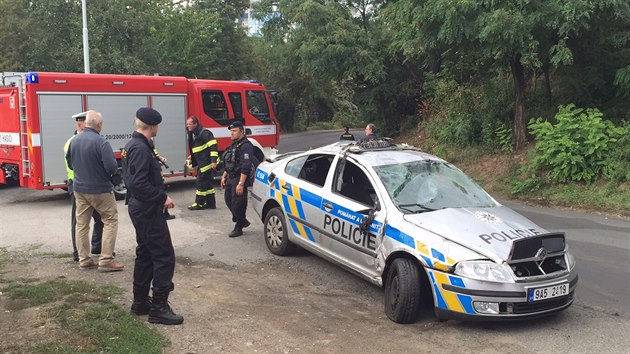 Policist pronsledovali civiln vozidlo, nezvldli ale zen a skonili v Botii (11.9.2015)