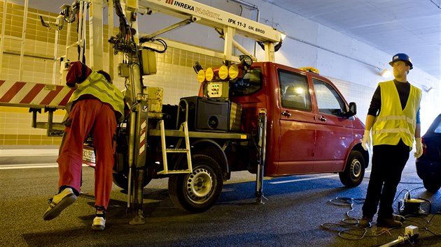 Zvren komplexn zkouky v tunelu Blanka jen nkolik dn ped jeho otevenm. Zkouky provdla firma KD Praha DIZ, kter m na starosti dodvku technologi do tunelu.