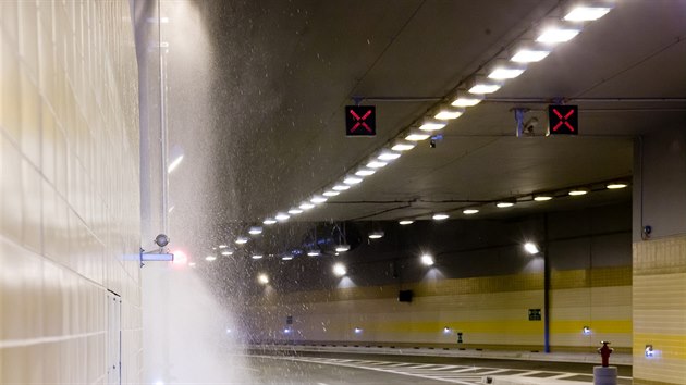 Zvren komplexn zkouky v tunelu Blanka jen nkolik dn ped jeho otevenm. Zkouky provdla firma KD Praha DIZ, kter m na starosti dodvku technologi do tunelu.