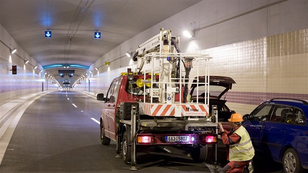 Zvren komplexn zkouky v tunelu Blanka jen nkolik dn ped jeho otevenm. Zkouky provdla firma KD Praha DIZ, kter m na starosti dodvku technologi do tunelu.