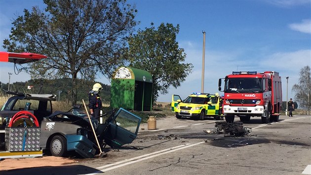 Motork pedjdl, v protismru se stetl s osobnm autem. Nehodu nepeil. (16.9.2015)