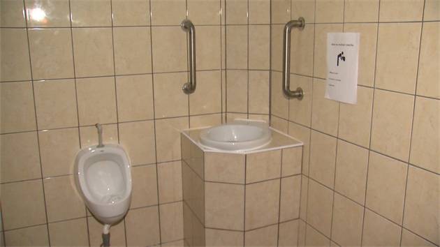 V praskm klubu Kotelna nechal majitel na pnsk toalety nainstalovat zvractko - prostor pro hosty, kterm se udl nevolno