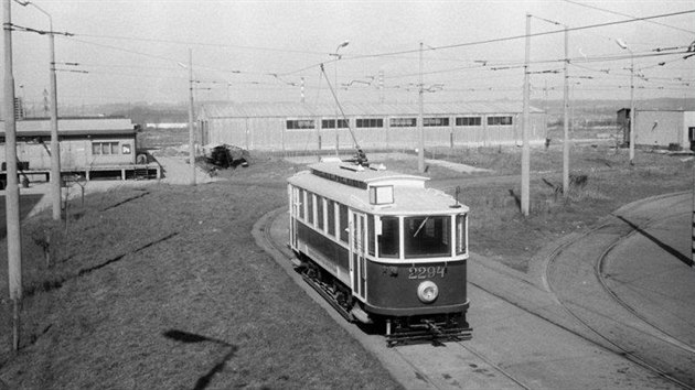 Vz slo 2294+608.  Motorov vz . 2294 po dokonen opravy v stednch dlnch v Hostivai dne 8. 3. 1975. Za povimnut stoj i pozad snmku, kde jet nen ani pamtky po objektech autobusovch dlen a gar Hostiva.