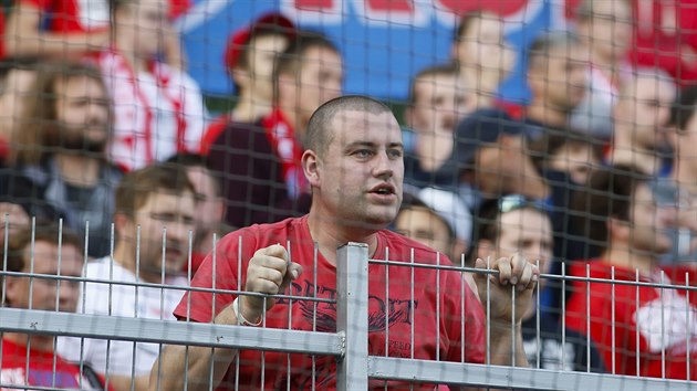 Fanouci Zbrojovky Brno vyrazili na zpas se Zlnem v kolon aut. Vedl je bval fotbalista Petr vancara.