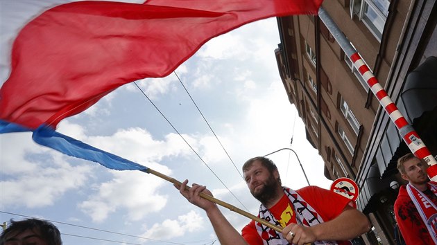 Fanouci Zbrojovky Brno vyrazili na zpas se Zlnem v kolon aut. Vedl je bval fotbalista Petr vancara.