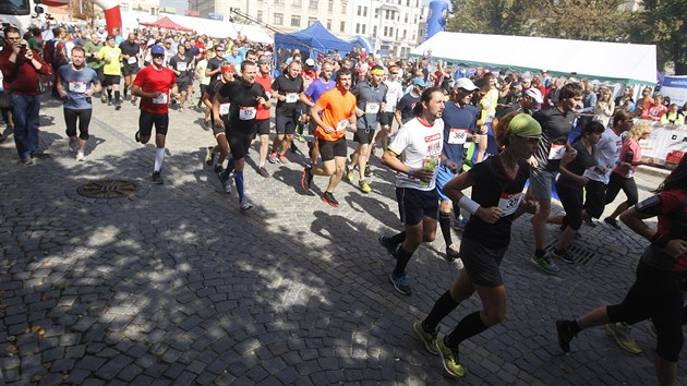 V Jihlav se o vkendu bel plmaraton. Utkali se i zvodnci na kolobkch.