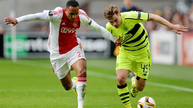 Pemoitel Jablonce z play-off Evropsk ligy Ajax Amsterdam se na vod zkladn skupiny utkal doma se Celtikem Glasgow. Na fotografii spchaj za mem Kenny Tete (vlevo) a James Forrest (vpravo).