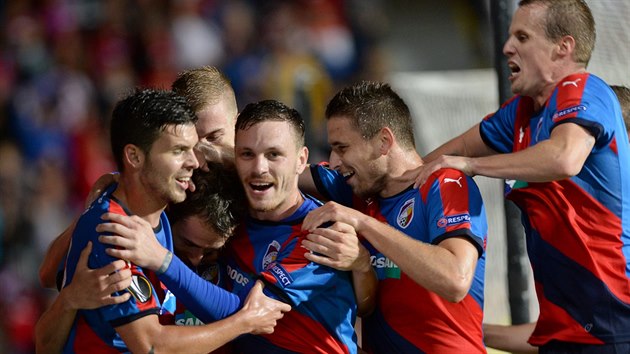 Fotbalisté Plzn se radují z prvního gólu do sít bloruského Dinama Minsk,...