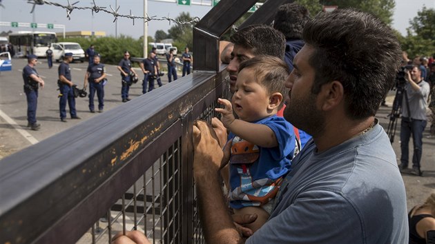 U maarskch hranic vykvaj stovky uprchlk (16. z 2015)