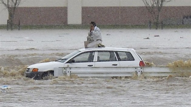 Rozvodnn eka uvznila opozdilce na stechch dom i aut (10. z 2015).