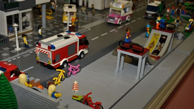 Modely ze stavebnice Lego zapj stavitel z rznch mst R. Model msta z vstavy na Lipn.