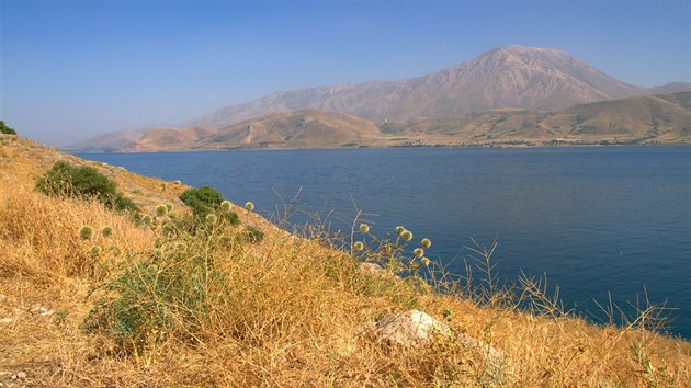 Pohled zostrova Akdamar na monumentln Candir Dağ (3 500 m n. m.)