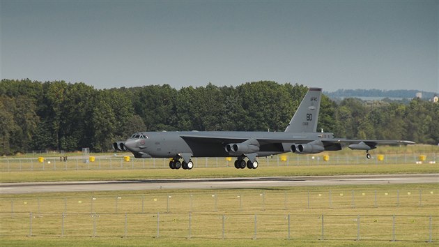 Americk bombardr B-52H Stratofortress pistv na ostravskm letiti