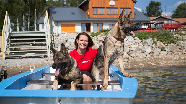 Kynoloka Kateina Sojkov se zchranskmi vlky Airou (vlevo) a Aishee (vpravo).